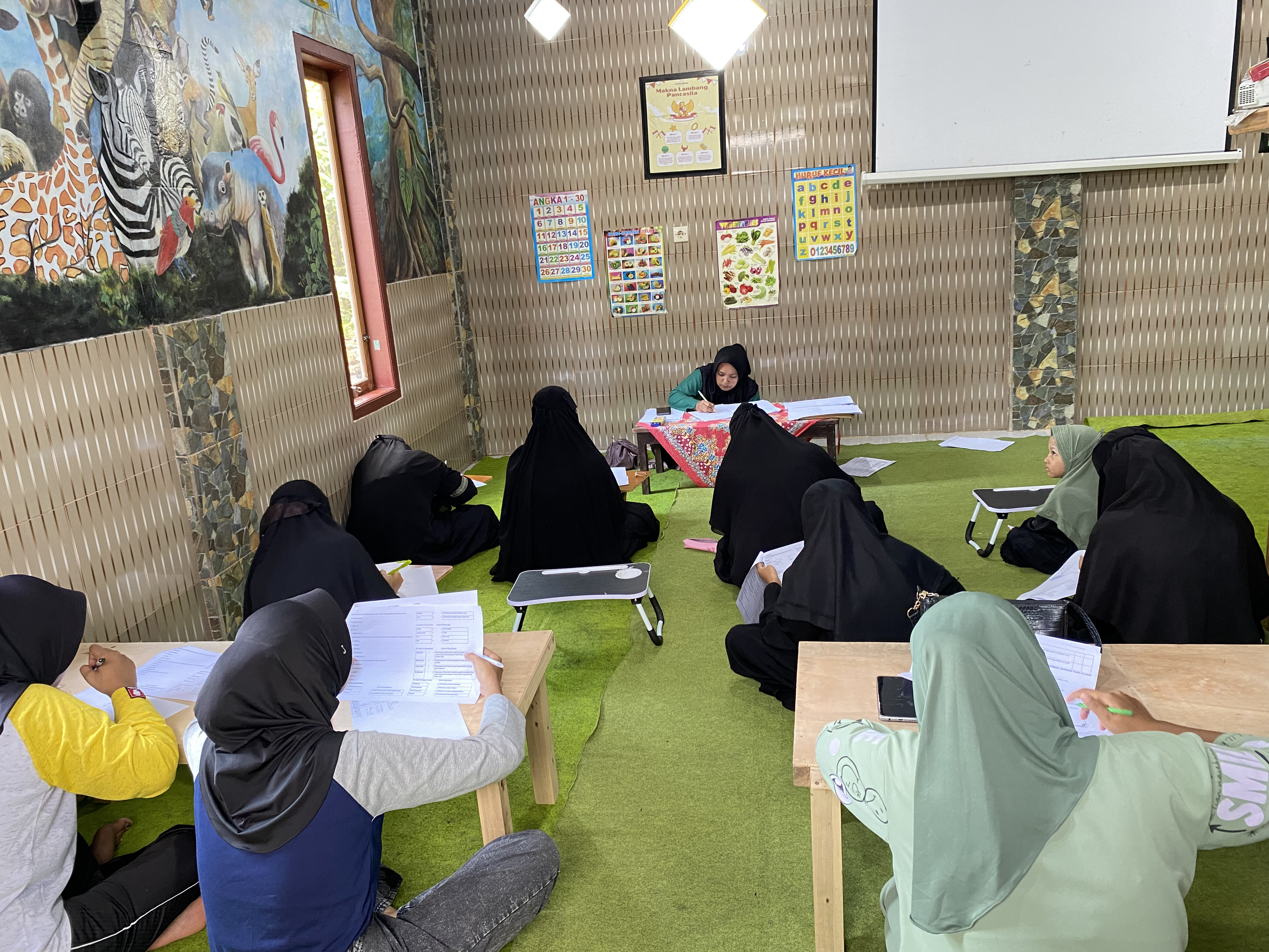 Suasana kelas PKBM Lintas Menuju Cerdas